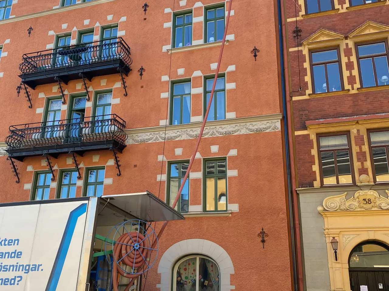 Flerbostadshus i tegel med Ekovillas lastbil